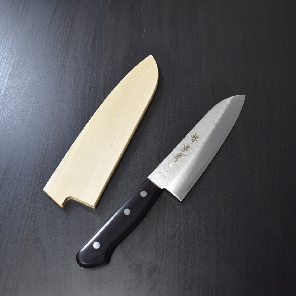 Japanisches Santoku Messer mit Klingenschutz