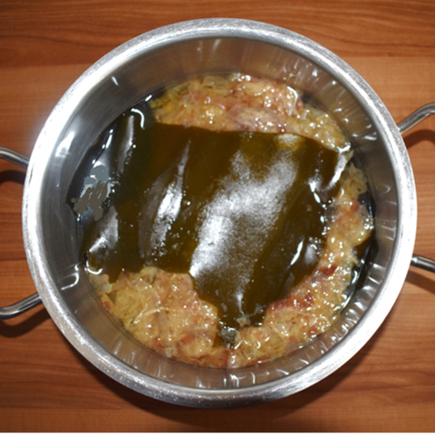 Bonito Flakes und Kombu im Topf