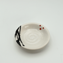 Load image into Gallery viewer, Japanisches Schälchen Tengu weiss
