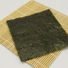 Load image into Gallery viewer, Noriblatt auf Bambusmatte für Sushi
